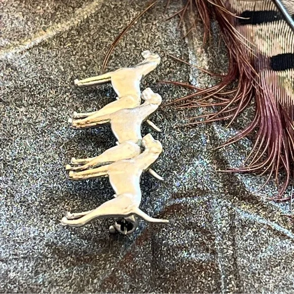 Vintage Preowned Three Hunting Dogs Pin Brooch Unsigned - Picture 5 of 17